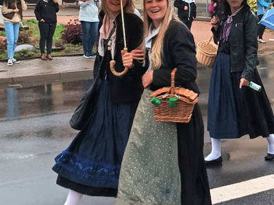 Traditionstrachten aus Trusetal zur Kirmes ausgeführt