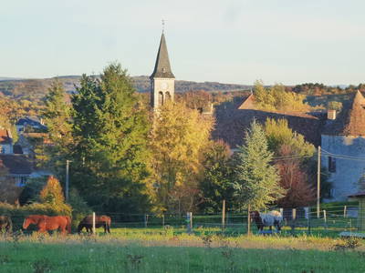 Der nächste kleine Ort "wo die Kirche noch im Dorf steht" (2,5 Km von uns entfernt mit Bäcker, kleiner Supermarkt, Apotheke, Ärztehaus, Café...)
