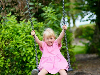 Mädchen schaukelt