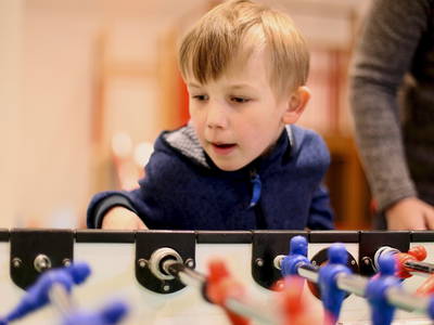 Kinder spielen Tischkicker