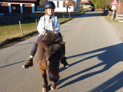 Ausritt mit Pony Scarlett