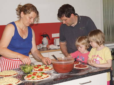Jeden Dienstag backen wir Pizza. Die Kinder dürfen ihre Pizza selber belegen.