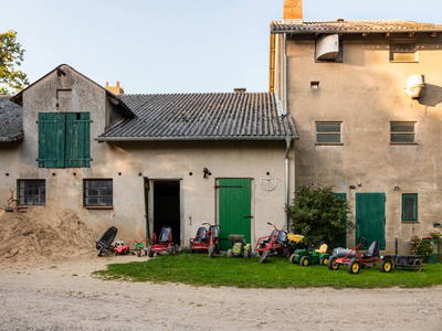 viele Kinderfahrzeuge und ein großer Sandhaufen