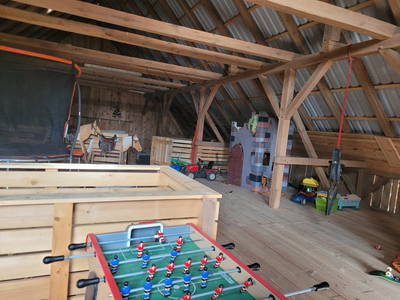 neue Spielscheune mit Ritterburg, Kicker, Tretfahrzeugen