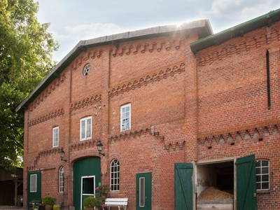 Hofansicht II mit Blick ins Hackschnitzellager