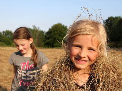 glückliche Kinder im Heu