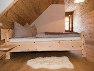 Schlafzimmer im Obergeschoß , Zirbenlandappartement..