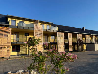 Parkplatz u. Laubengang mit direktem Zugang zu Ihrer Chalet-Ferienwohnung