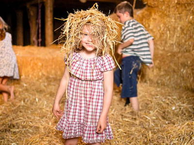 Toben im Stroh in der Strohspielscheune - Urlaub wie Kinder ihn lieben!