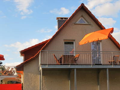 moderne Ferienwohnungen im Obergeschoss mit großer Terrasse und Seeblick