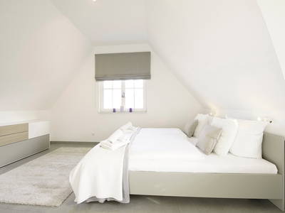 Blick auf das Schlafzimmer mit großen Doppelbett