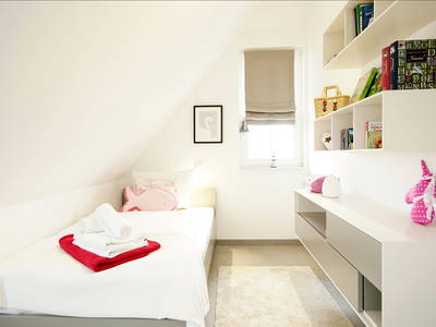 Blick in das Schlafzimmer mit Einzelbett