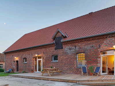 Außenbereich mit Holzdeck und Picknicktisch...