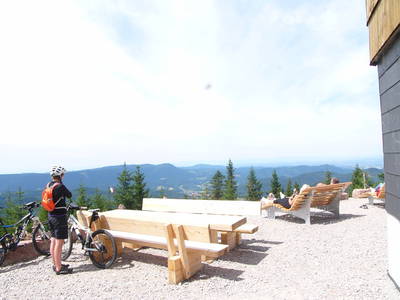 Rastplatz beim Buchkopfturm mit Sicht bis nach Frankreich