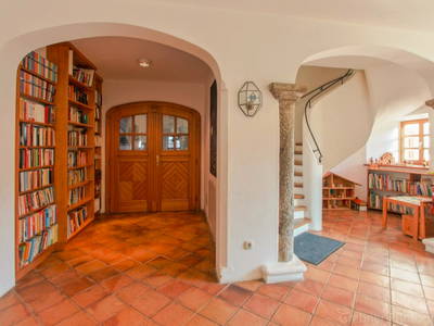 Spielbereich und Aufgang zu den FeWos 2, 3 und 5