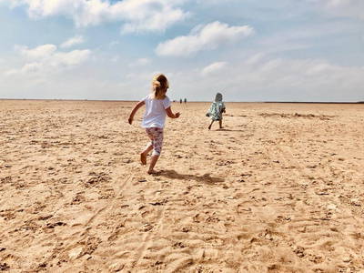 Kinder spielen am Strand, welcher vom Hof zu erreichen ist