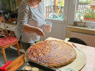 Traditioneller Rahmkuchen als Kirmeskuchen im Backhaus Elmenthal , im Holzbackofen gebacken gebacken