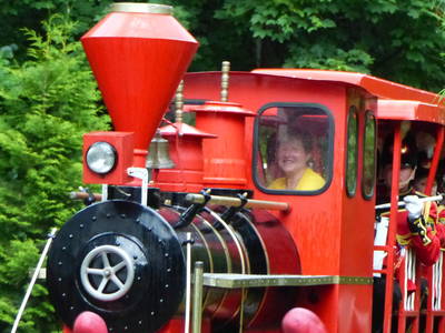 Zwergenbahn mit Lokführerzwerg im Zwergen-Park Trusetal