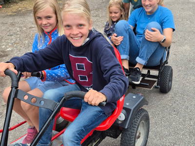 Kinder auf einem Gokart