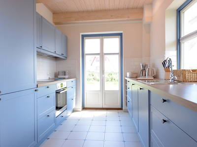 moderne, voll ausgestattete Küche