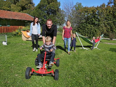 Großer Garten mit Trampolin, Fußballtor, Schaukel, Sandkasten und verschiedenen Kettcars