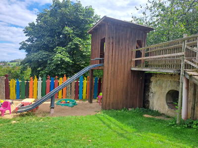 Baumhaus mit Rutsche