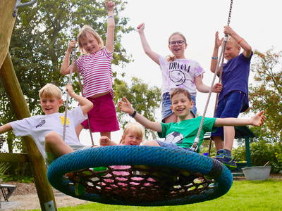 spielen mit allen Kindern in der Netzschaukel
