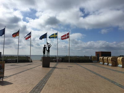 Südstrand in Burgtiefe. Feinkörniger Sandstrand. Meerwasserhallenbad "FEHMARE" mit Wellenbecken, Rutsche etc.