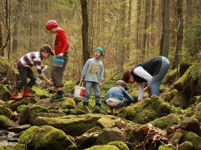 erkunden des Baches mit Familie Schmitt