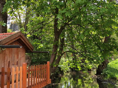 Entenhaus am Bach