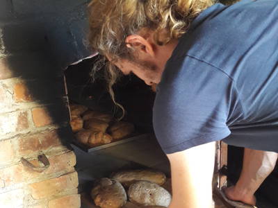 Das Brot wird im Steinbackofen gebacken