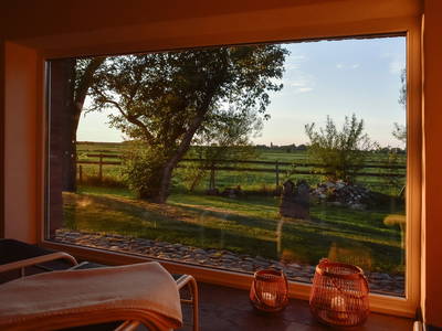 Das ist der Blick aus dem Ruheraum in die Weite durch das Panoramafenster