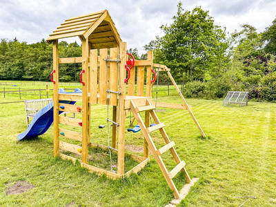 Spielturm für die Kinder mit Blick auf die Weiden