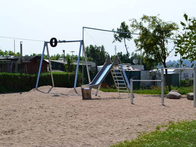 Eine Seilbahn gehört auch dazu, genauso wie ein Fußballplatz und vieles andere mehr.