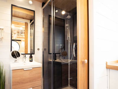 Badzimmer mit geräumiger Dusche