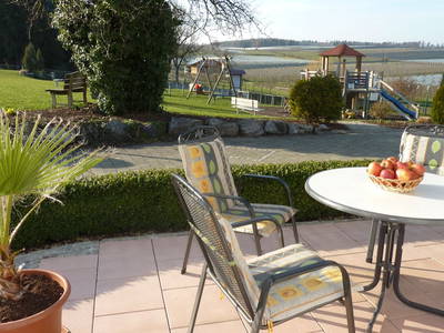 Terrasse - direkt ins Grüne...