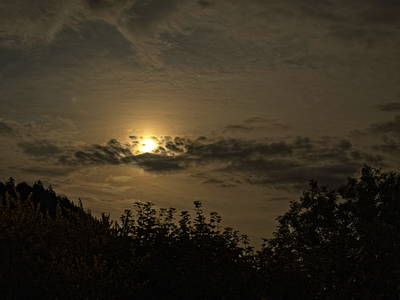 Blick vom Balkon bei Vollmond im Sommer