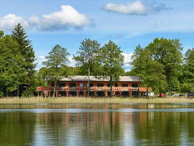 Blick auf das Seehaus vom Wanderweg aus