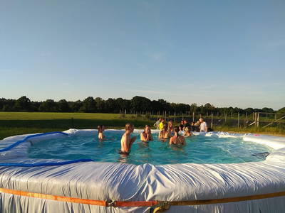 Spaß im Strohballenpool