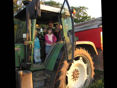 Treckerfahrt mit Gästekindern