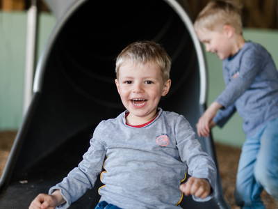 Das Highlight ist die große Röhrenrutsche in unserer Spielscheune