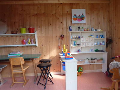 Bauwagen innen, ausgestattet mit viel Spielzeug