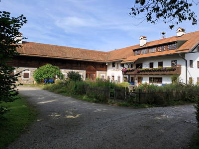 Vorgarten und Altbau