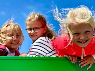 Glückliche Kinder auf einem Anhänger