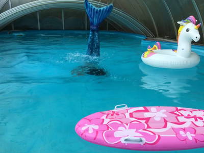 Im Schwimmbad lebt eine stabile Population an Meerjungfrauen   :-)