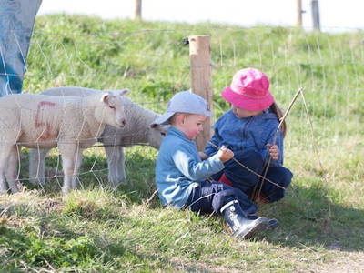 Kinder vergessen die Zeit beim Spielen