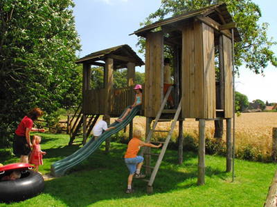 Kinderspielplatz mit Holzturm