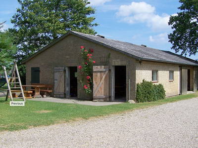 Der umgebaute ehemalige Schweinestall als Freizeitraum mit Tischfußball, Dart und Tischtennis