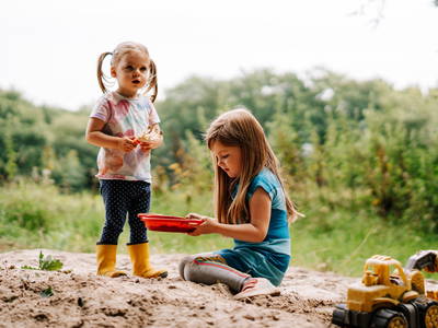 Auf dem großen Sandplatz Burgen bauen, buddeln und sieben