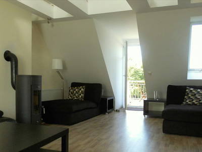 moderne Ferienwohnung im Obergeschoss, großes Wohnzimmer mit Kaminofen